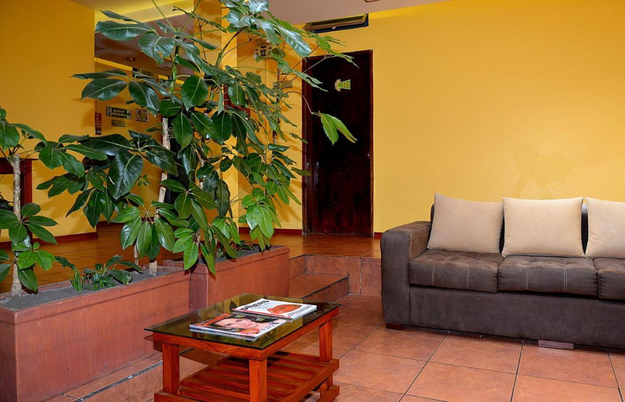 Hostal Terra 3 - Base Aerea Quito Zewnętrze zdjęcie